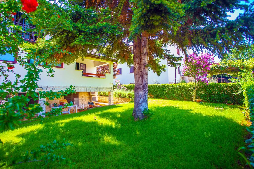 Apartment Pinia Poreč Exteriör bild